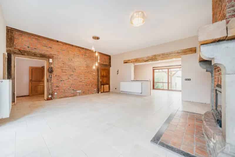 Huis te Koop Quévy-le-Petit: Grote carré-hoeve met potentieel