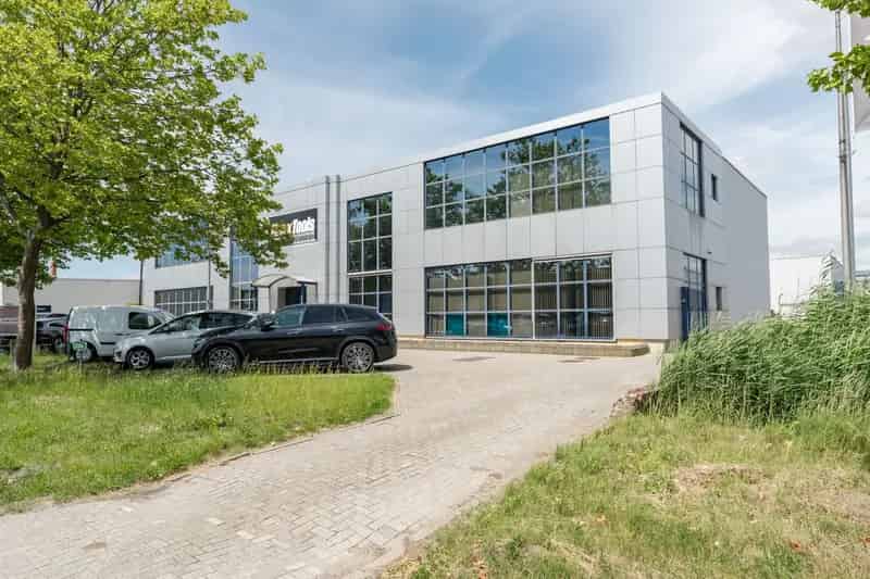 RUIM MULTIFUNTIONEEL BEDRIJFSPAND MET KANTORENCOMPLEX