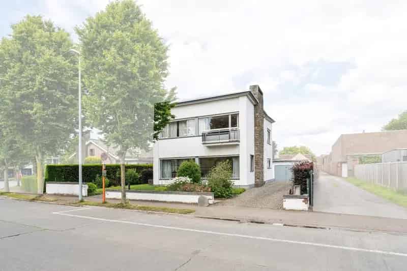 Centraal gelegen lichtrijke villa met 3 slpk, tuin en garage, Torhout
