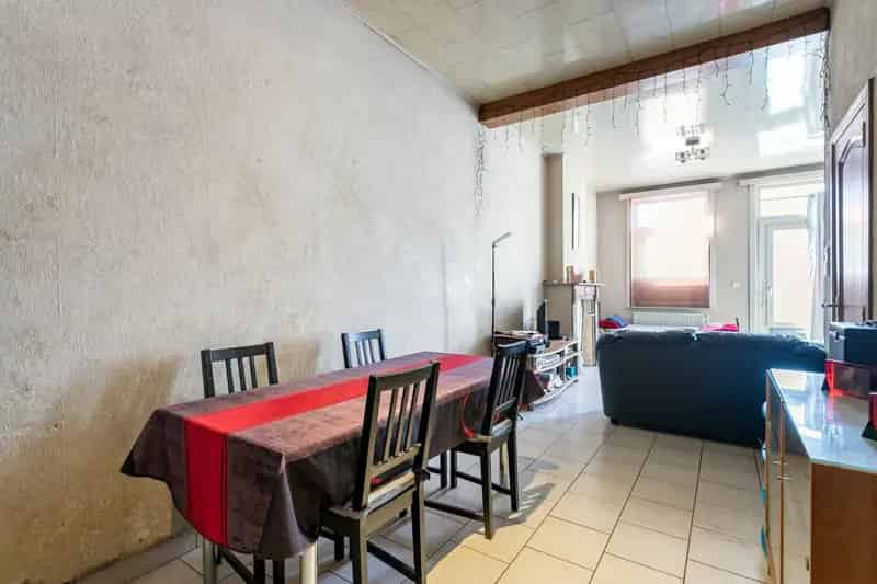 Op te frissen woning met 2 à 3 slpk en tuin te Buizingen.
