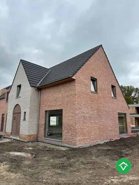 Moderne nieuwbouwwoning met drie slaapkamers en ruim carport in Moere