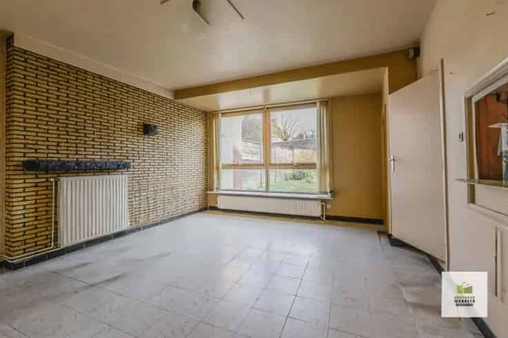 Te renoveren woning met garage en tuin