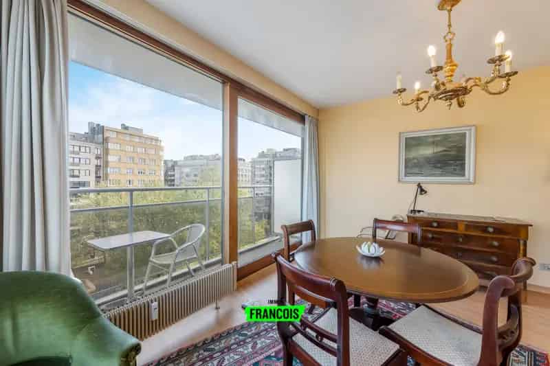 Op te frissen hoekappartement pal in centrum Oostende