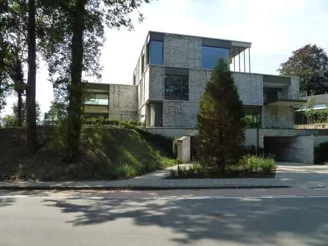 Genk, Winterslagstraat 85: Gelijkvloerse autostaanplaats in Residentie "De Groene Heuvel"