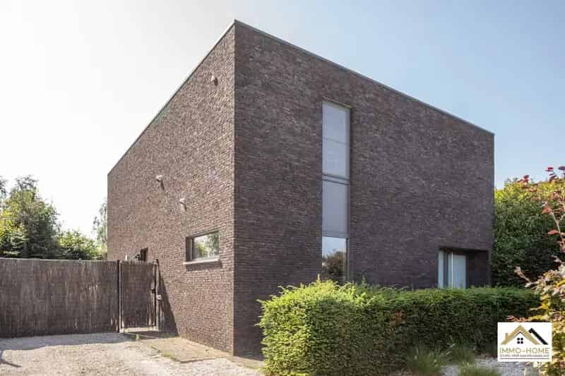 Knappe recente vrijstaande woning in centrum Lochristi!