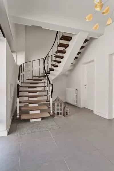 Op en top gerenoveerde bel-etage woning mét magazijn TE KOOP nabij hartje Wakken!