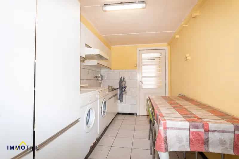Op te knappen HOB met 2 slpks, garage en tuin  te Wieze!