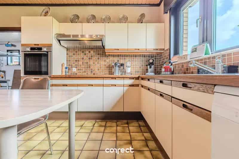 Rustig gelegen, zeer verzorgde open laagbouwwoning op een groot perceel met weids uitzicht.