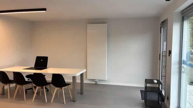 Deels gerenoveerde gelijkvloerse handelsruimte van 120m²