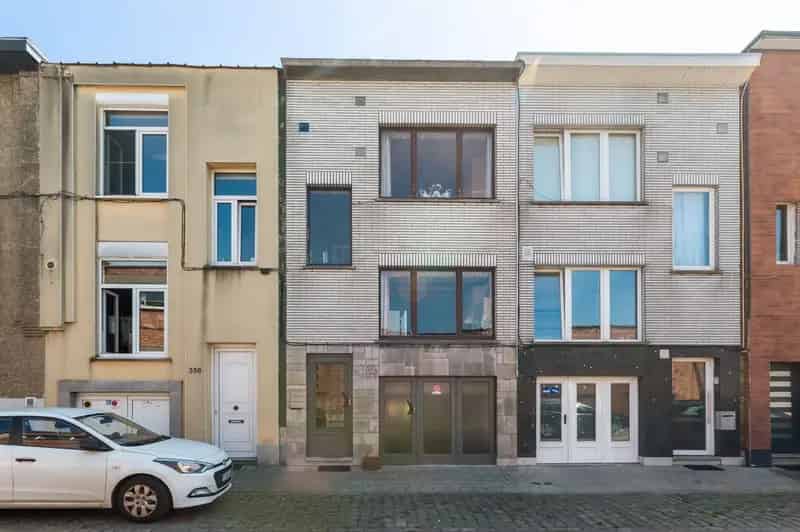 Te vernieuwen woning met garage en tuin!