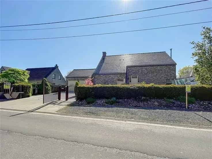 Huis Te Koop: Ruime Villa met 3 slaapkamers en Tuin