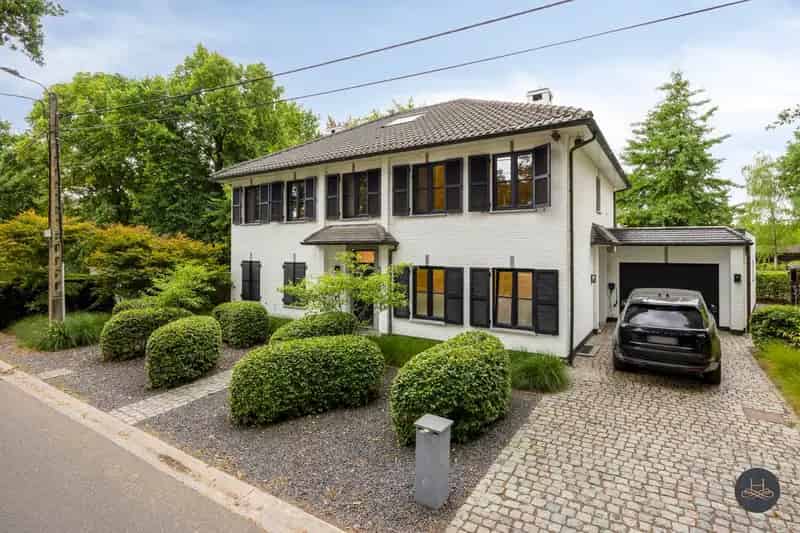 Prachtige, rustig gelegen villa met praktijk en royale tuin