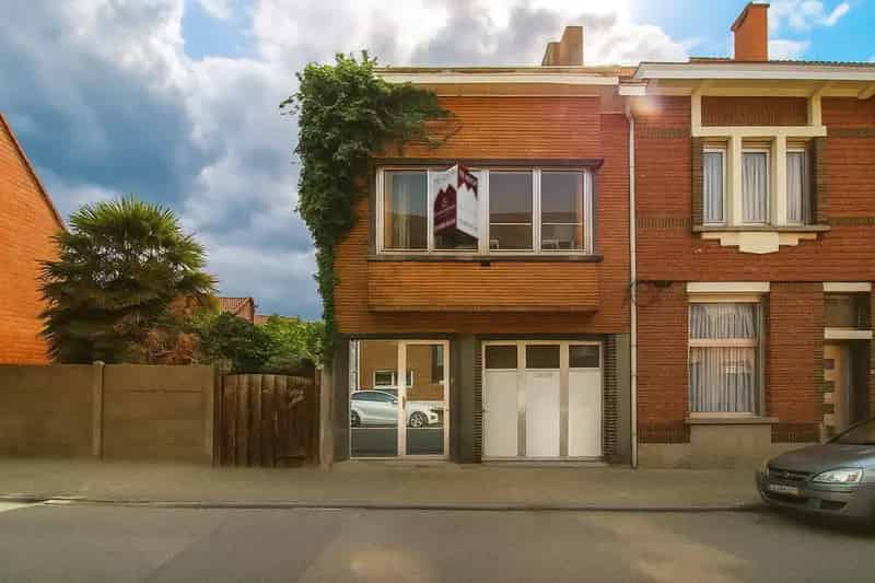Te koop: Ruime en charmante halfopen bebouwing met uitgestrekte tuin, optie tot vijf slaapkamers en veel renovatiepotentieel in het centrum van Sint-Niklaas