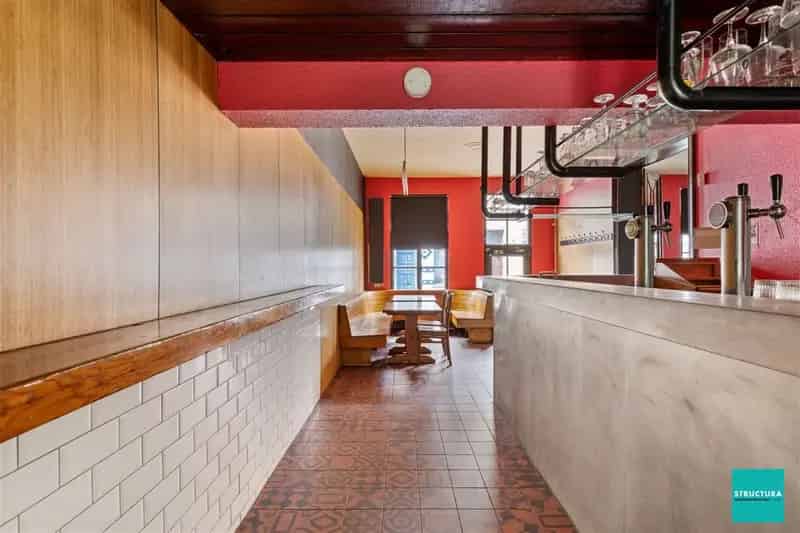 Comfortabel werken en wonen op dezelfde locatie, zeer interessante HANDELSWONING op een strategische locatie te Jette.