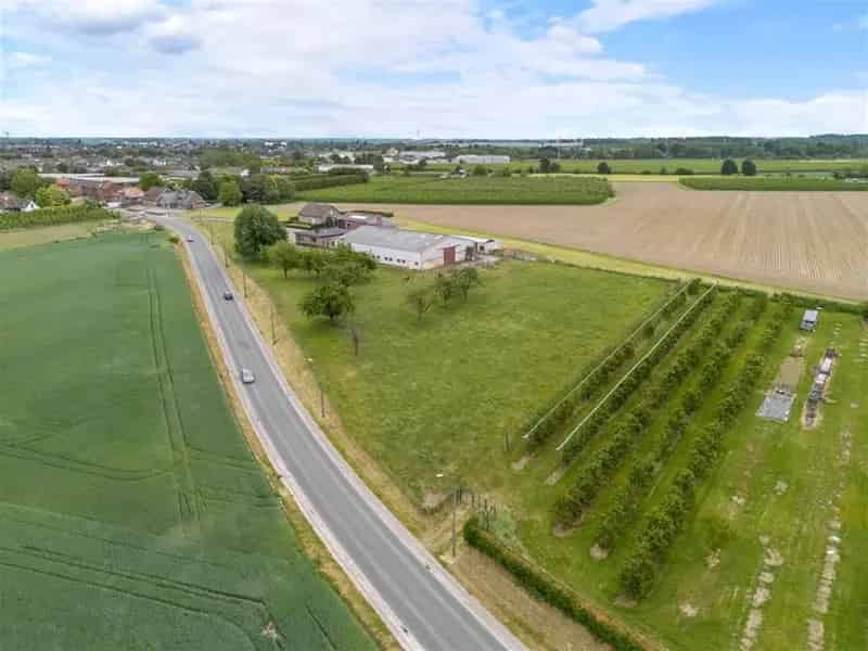 RUIME GEZINSWONING MET LOODS EN WEIDE OP 1,1 HECTARE IN HET LANDELIJKE SINT-TRUIDEN