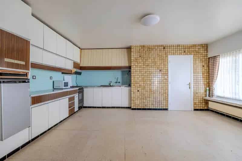 Te renoveren woning met 2 slpks op ca. 295m²