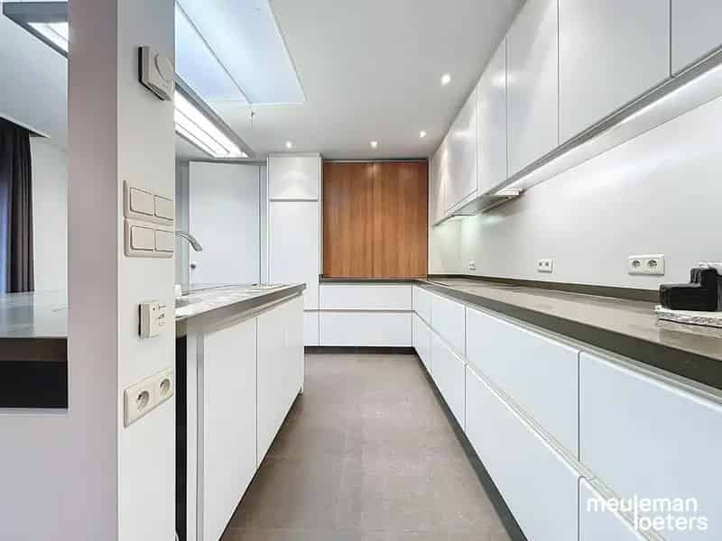 Ruime rijwoning nabij het commercieel centrum van Roeselare
