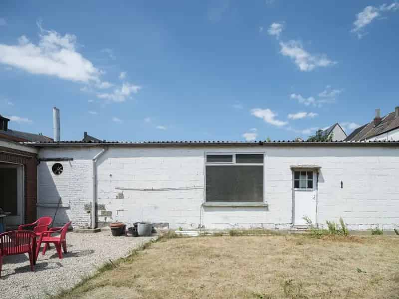 Atelier/loods met te renoveren woning, ruime tuin en bijzonder veel potentieel op een boogscheut van het stadscentrum.