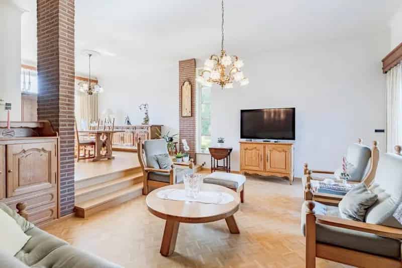 Uitstekend onderhouden vrijstaande bungalow woning op 6a 47ca in een gegeerde woonbuurt vlakbij het centrum van Bilzen