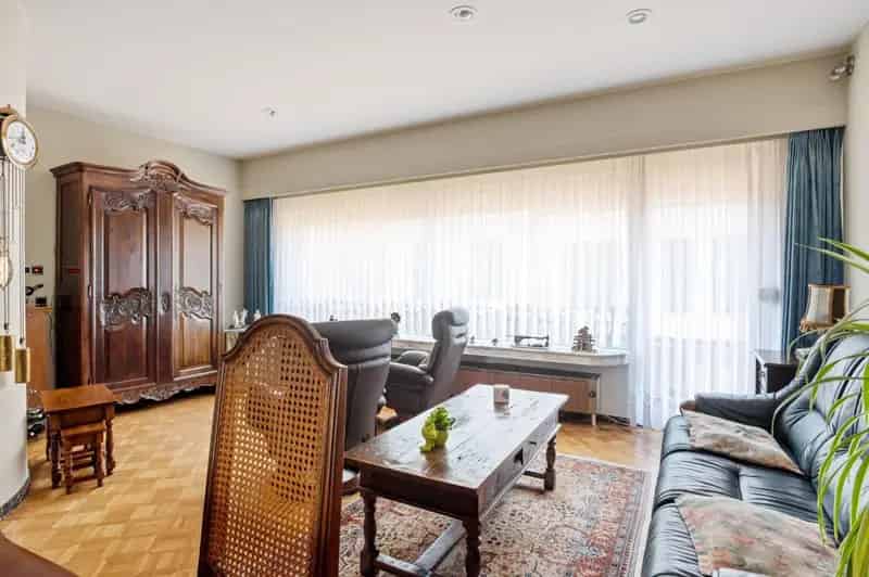 Te renoveren woning met 2 à 3 slpk., inpandige garage, dubbele garage en tuin