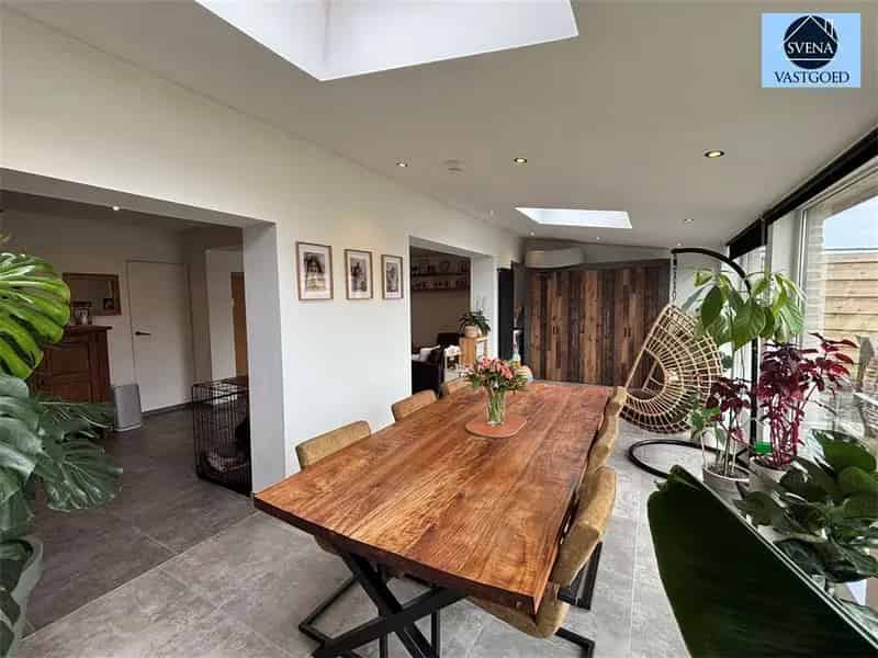 GERENOVEERDE HALF OPEN BEBOUWING MET 3 SLAAPKAMERS EN GARAGE
