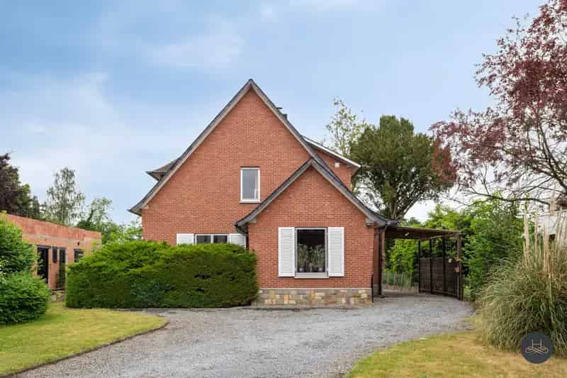 Ruime woning in een rustige groene wijk op een groot perceel