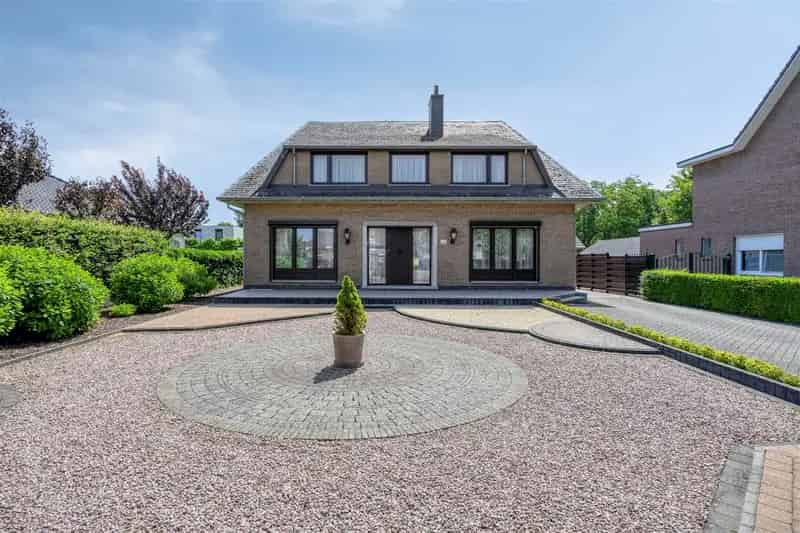 Vrijstaande woning met 4 slaapkamers, ruime tuin en garage op een riant perceel van 9a99ca, rustig gelegen nabij het centrum van Maaseik.