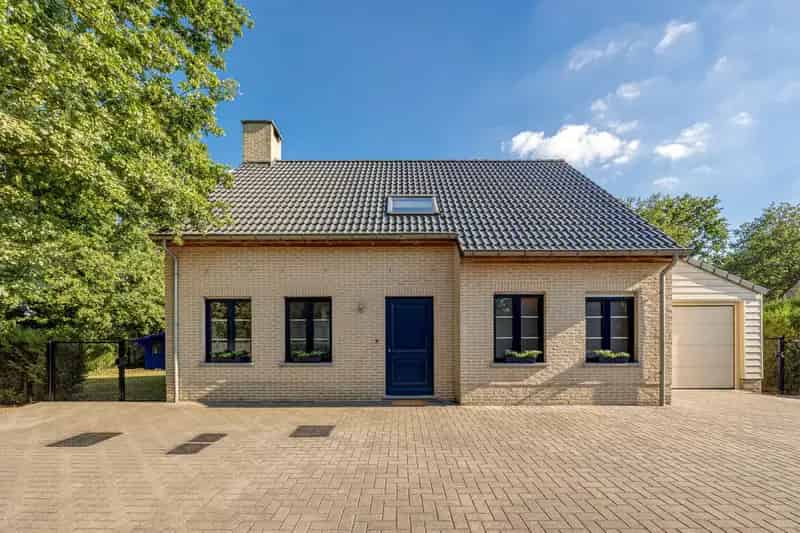 Woning met 5 slaap- + 2 badkamers op de grens met Brasschaat