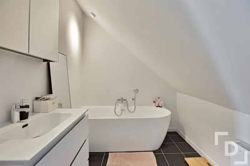 Volledig gerenoveerd, compact huis in Vlamertinge.
