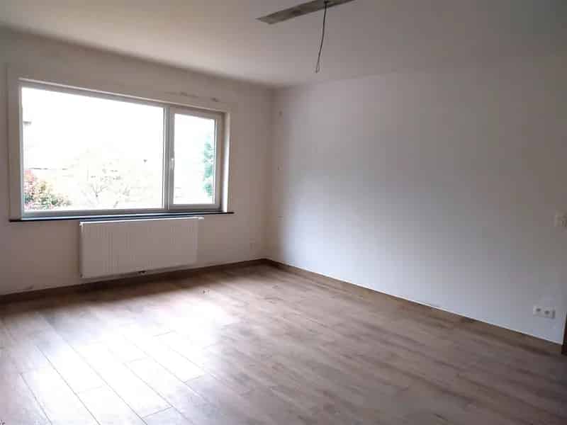 TE HUUR: gerenoveerde woning met 3 slaapkamers te Paal!