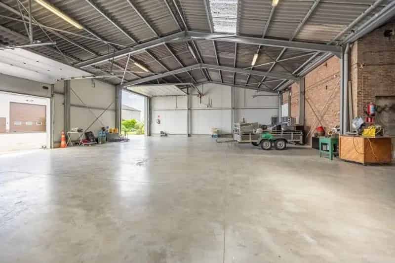 Grote loods met naastliggende woning op 18are