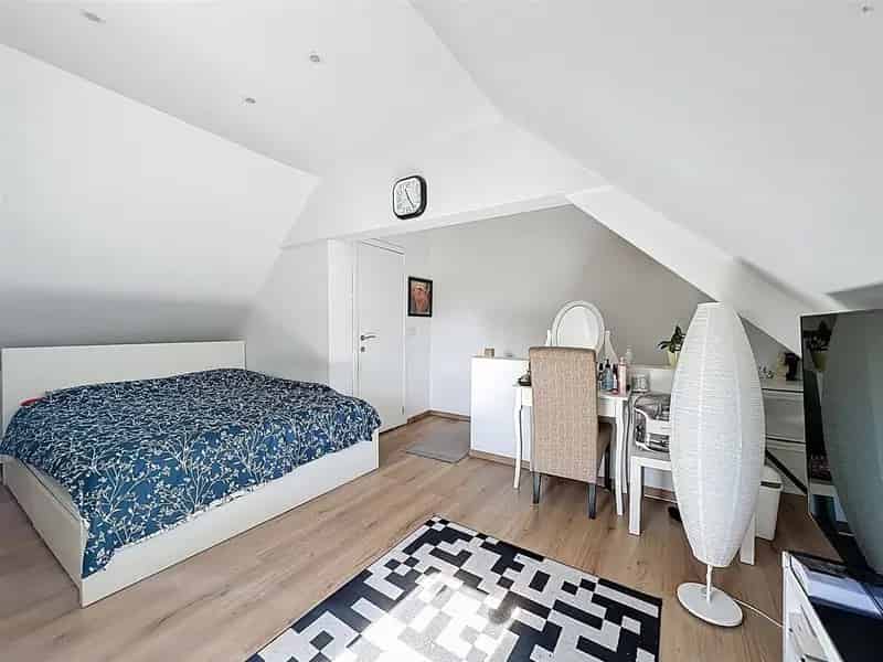 Half open gezinswoning met 4 slaapkamers, 2 badkamers en zonovergoten tuin.