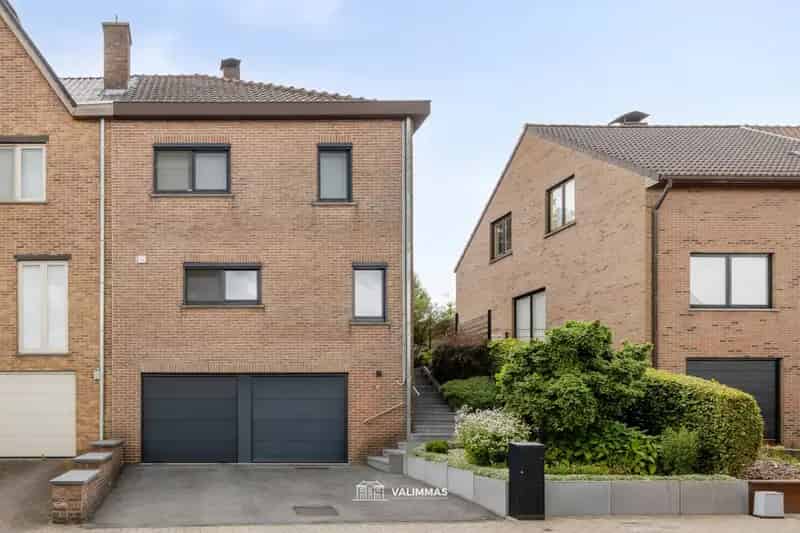 Residentieel gelegen driegevelwoning met mooie tuin & garage