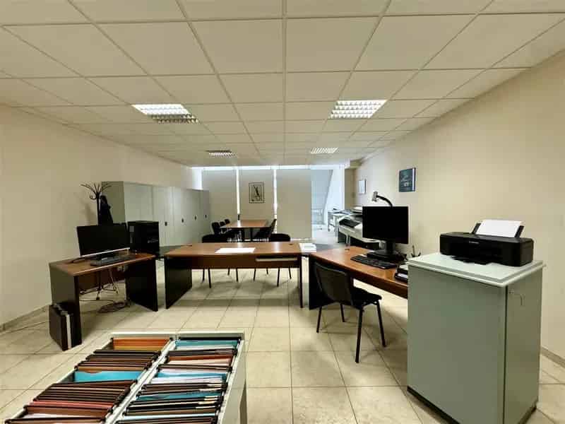 Gelijkvloerse handelsruimte van circa 87 m2, ideaal als kantoor-, winkel-, of praktijkruimte.