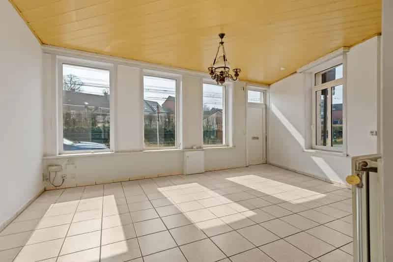 Op te frissen woning met 2 slpks en grote koer in Lier