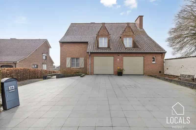 Ruime woning met 5 kamers, 2 garages en prachtig uitzicht
