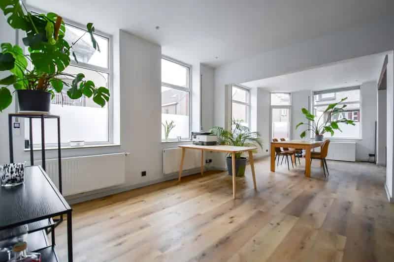 RUIME GERENOVEERDE WONING met TUIN & GARAGE