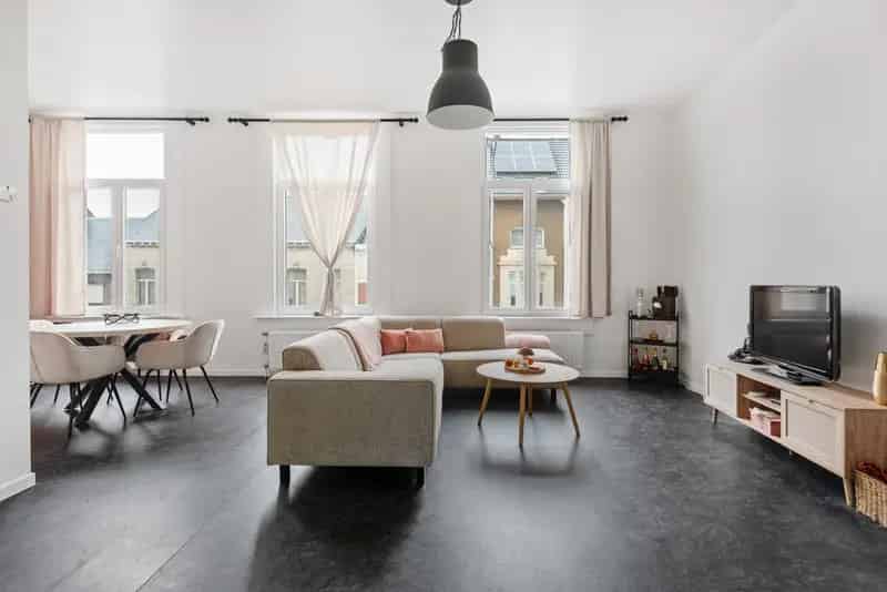 Opbrengsteigendom (praktijk + 2 appartementen) in Wijnegem centrum te koop!