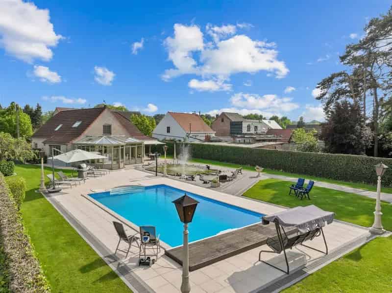 Prachtige villa met zwembad en multifunctioneel bijgebouw