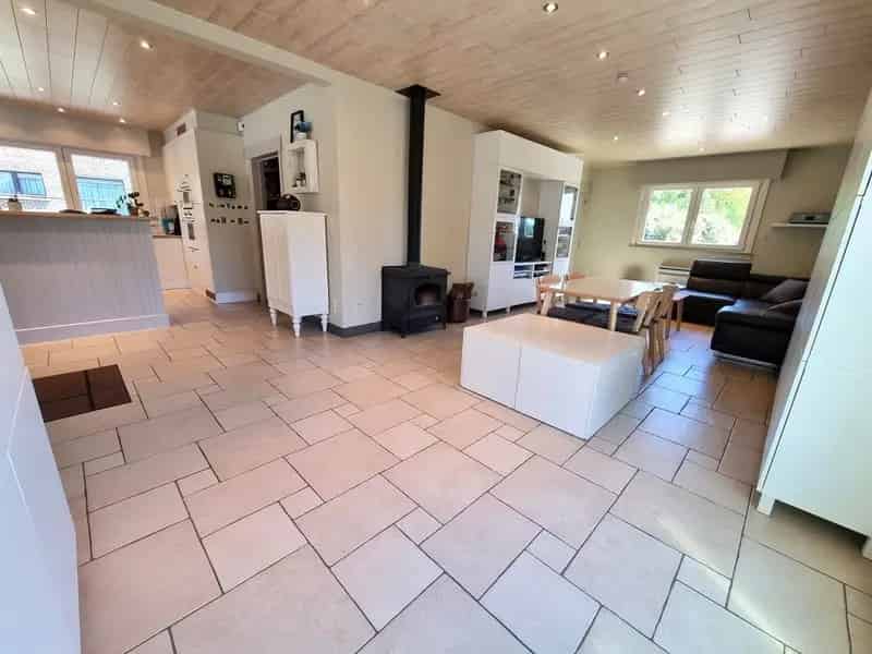Vernieuwde woning, zeer rustig gelegen met 3 slaapkamers.  Extra kamers mogelijk dankzij de ruime zolder.