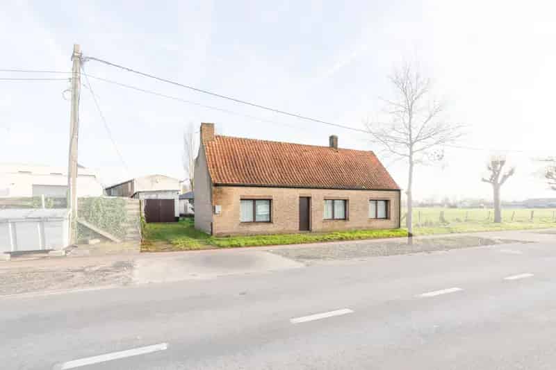 Te renoveren woning met zicht op de velden te Knesselare