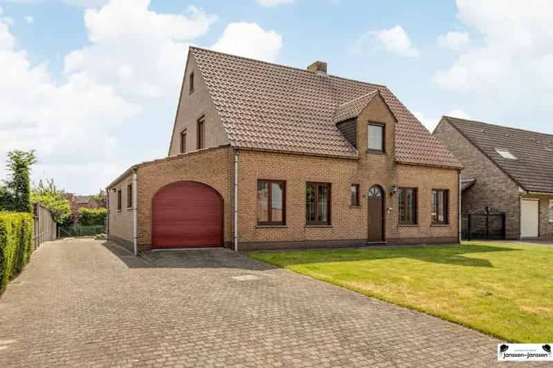 Ruime gezinswoning met 3à4 slaapkamers, kelder op een centrale locatie!