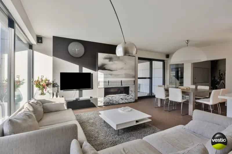 HEDENDAAGSE WONING MET ZWEMBAD OP 9A48CA TE MOPERTINGEN.