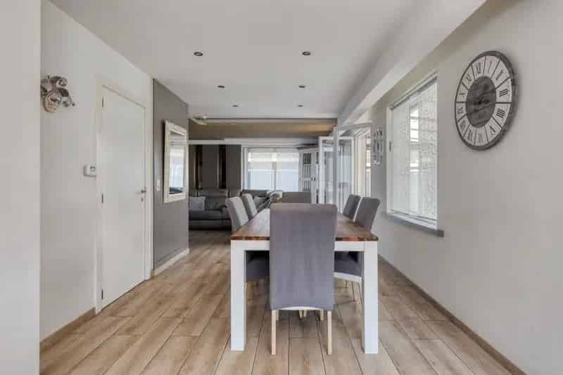 Ruim lichtrijk en zeer goed onderhouden villa met garage