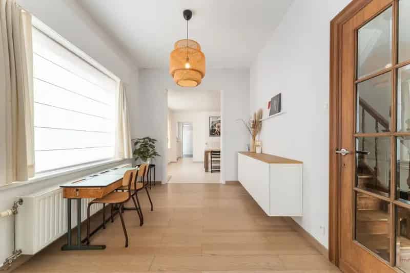 Karaktervolle gerenoveerde hoekwoning met 4 slpk en tuin