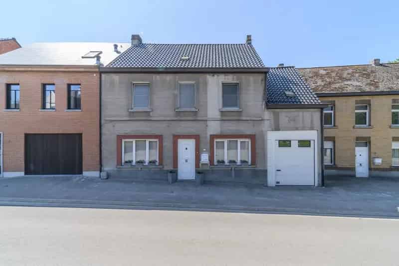 Ruime, licht op te frissen gezinswoning te Erondegem