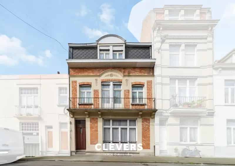 Building met 9 slaapkamers en garage