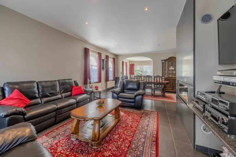 Villa met 4 slpk, bureau en dubbele garage op 1.726m2