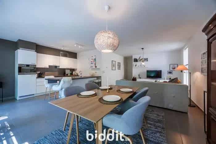 GELIJKVLOERS APPARTEMENT