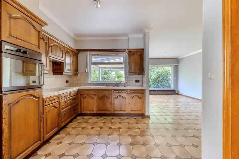 Ruime woning met 4 slaapkamers op ca. 22a74